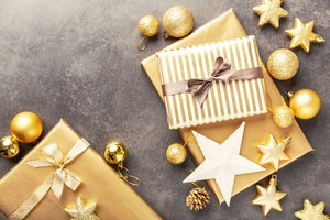 Обои на рабочий стол: balls, christmas, decoration, gift, golden, merry, new year, silver, новый год, подарки, рождество, украшения, шары