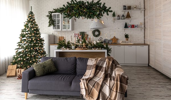 Обои на рабочий стол: balls, christmas, decoration, fir tree, interior, merry, winter, диван, елка, интерьер, новый год, рождество, украшения, шары