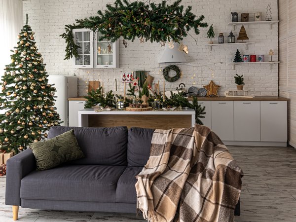 balls, christmas, decoration, fir tree, interior, merry, winter, диван, елка, интерьер, новый год, рождество, украшения, шары