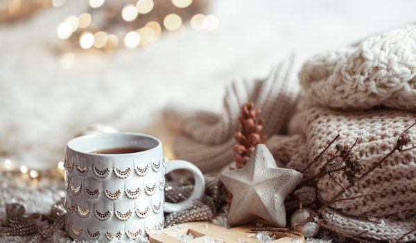 Обои на рабочий стол: bokeh, christmas, coffee cup, cozy, decoration, new year, winter, винтаж, зима, новый год, рождество, свитер, украшения, чашка кофе