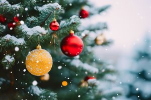 Обои на рабочий стол: background, balls, bokeh, christmas, decoration, fir tree, happy, merry, new year, red, snow, winter, елка, новый год, рождество, снежинки, украшения, фон, шары