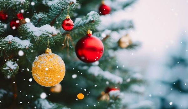 Обои на рабочий стол: background, balls, bokeh, christmas, decoration, fir tree, happy, merry, new year, red, snow, winter, елка, новый год, рождество, снежинки, украшения, фон, шары