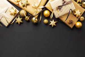 Обои на рабочий стол: background, balls, black, christmas, decoration, gift box, golden, merry, new year, золото, новый год, подарки, рождество, украшения, черный фон, шары