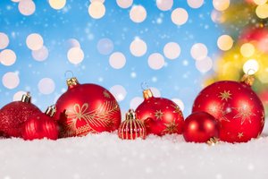 Обои на рабочий стол: balls, bokeh, christmas, decoration, gifts, merry christmas, snow, winter, Xmas, зима, новогодние шары, новый год, рождество, снег, снежинки, украшения