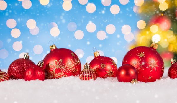 Обои на рабочий стол: balls, bokeh, christmas, decoration, gifts, merry christmas, snow, winter, Xmas, зима, новогодние шары, новый год, рождество, снег, снежинки, украшения