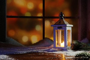 Обои на рабочий стол: christmas, decoration, lantern, merry christmas, snow, window, winter, Xmas, зима, новый год, окно, рождество, снег, украшения, фонарь