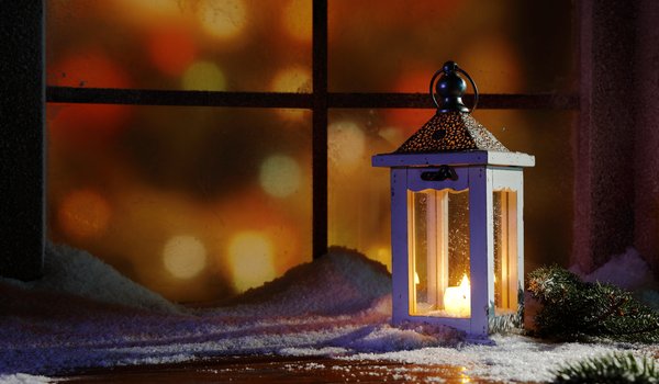 Обои на рабочий стол: christmas, decoration, lantern, merry christmas, snow, window, winter, Xmas, зима, новый год, окно, рождество, снег, украшения, фонарь