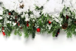 Обои на рабочий стол: christmas, decoration, happy, merry christmas, new year, snow, winter, Xmas, елка, зима, новый год, рождество, снег, украшения, ягоды