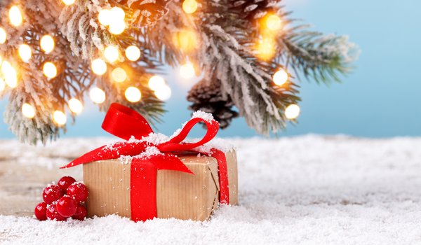 Обои на рабочий стол: christmas, decoration, gift, merry, new year, snow, winter, Xmas, елка, зима, новый год, подарок, рождество, снег, украшения