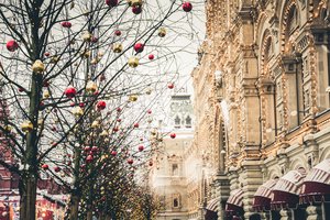 Обои на рабочий стол: balls, christmas, city, cremlin, decoration, merry, moscow, russia, snow, winter, город, зима, кремль, москва, новый год, рождество, украшения, шары