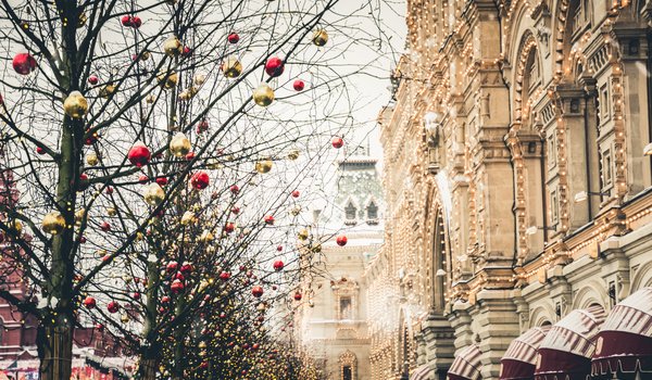 Обои на рабочий стол: balls, christmas, city, cremlin, decoration, merry, moscow, russia, snow, winter, город, зима, кремль, москва, новый год, рождество, украшения, шары
