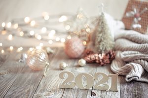 Обои на рабочий стол: 2021, balls, bokeh, christmas, cozy, decoration, fir tree, new year, winter, винтаж, елка, зима, новый год, рождество, украшения, шары