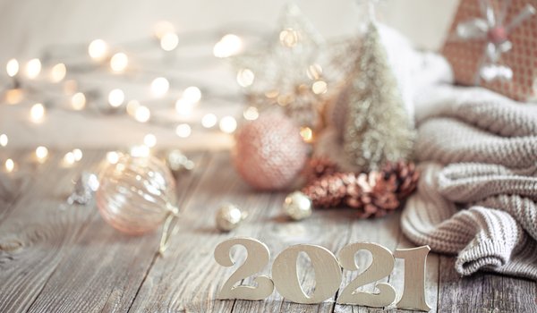 Обои на рабочий стол: 2021, balls, bokeh, christmas, cozy, decoration, fir tree, new year, winter, винтаж, елка, зима, новый год, рождество, украшения, шары