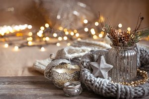 Обои на рабочий стол: bokeh, christmas, cozy, decoration, new year, winter, винтаж, зима, новый год, рождество, свитер, украшения