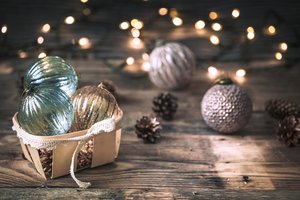 Обои на рабочий стол: balls, bokeh, christmas, cozy, decoration, new year, winter, винтаж, елка, зима, новый год, рождество, украшения, шары