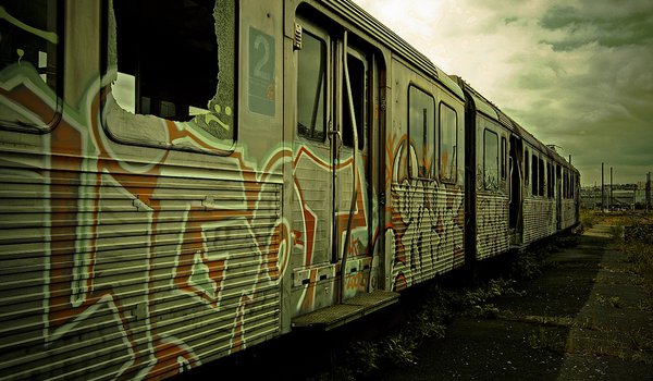 Обои на рабочий стол: graffiti, вагон, граффити, заброшенный, поезд, пустырь, электричка