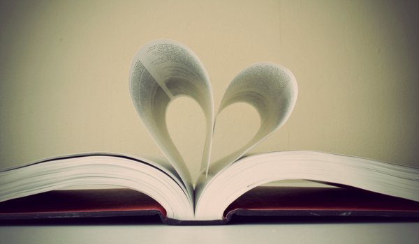 Обои на рабочий стол: книга, листы, обои, сердце, страницы, фото