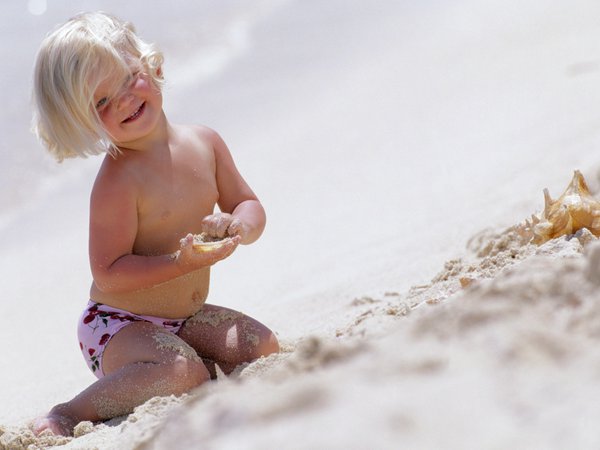 девочка, дети, малыши, малышка, настроения, обои, песок, пляж, радость, ракушки, счастье