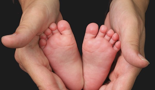 Обои на рабочий стол: дитя, малыш, мама, младенец, ножки, пальчики, пятки, ребёнок, руки