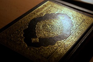 Обои на рабочий стол: book, holy, islam, macro, quran, арабский, ислам, каллиграфия, коран, макро, мусульманство, священная книга