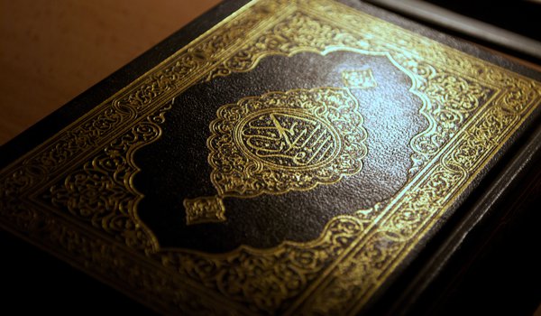 Обои на рабочий стол: book, holy, islam, macro, quran, арабский, ислам, каллиграфия, коран, макро, мусульманство, священная книга