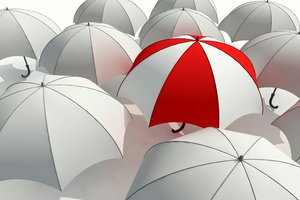 Обои на рабочий стол: umbrella, белый, выделяться из толпы, зонт, зонтик, красный, отличие, серость, серый