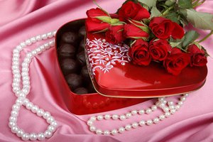 Обои на рабочий стол: блестки, букет, бусы, бутоны, еда, жемчуг, жемчужины, конфеты, коробка конфет, красные, лепестки, любовь, подарок, роза, розы, с конфетами, сердечко, сердце, сладости, стразы, украшения, цветы, шелк, шоколад