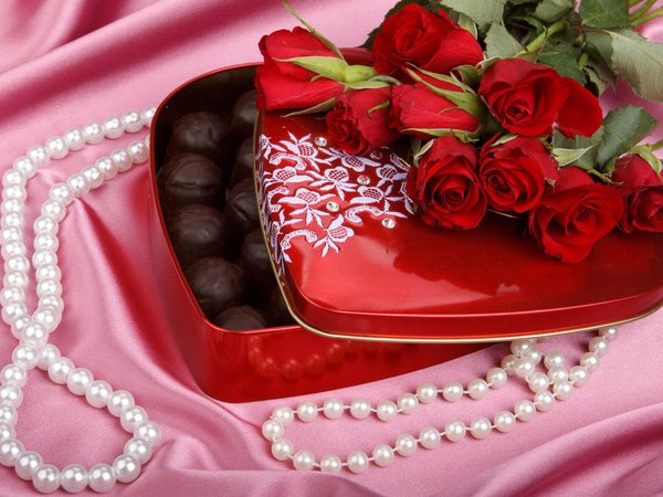 блестки, букет, бусы, бутоны, еда, жемчуг, жемчужины, конфеты, коробка конфет, красные, лепестки, любовь, подарок, роза, розы, с конфетами, сердечко, сердце, сладости, стразы, украшения, цветы, шелк, шоколад