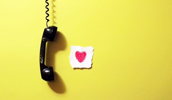 Обои на рабочий стол: бумажка, сердце, стена, телефонная трубка