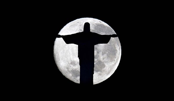 Обои на рабочий стол: brasil, Cristo Redentor, rio de janeiro, бразилия, луна, ночь, полумрак, рио-де-жанейро, силуэт, статуя, темнота, Христа Спасителя