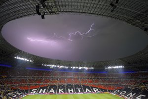 Обои на рабочий стол: Donbass Arena, Donetsk, euro 2012, Донбасс Арена, Донецк, молния, стадион, футбол, шахтер