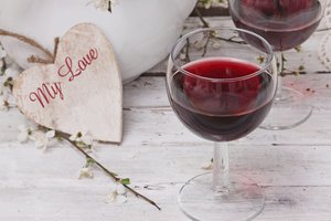 Обои на рабочий стол: бокалы, вино, красное, сердечко, стол