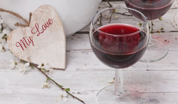 Обои на рабочий стол: бокалы, вино, красное, сердечко, стол
