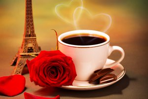 Обои на рабочий стол: блюдце, дольки, кофе, красная, лепестки, пар, роза, сердечки, сердце, статуэтка, цветок, чашка, шоколад, эйфелева башня