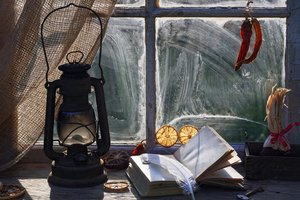 Обои на рабочий стол: винтаэ, книга, окно, светильник, стол