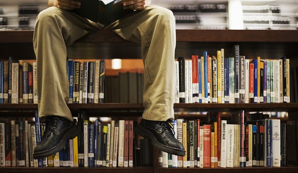 Обои на рабочий стол: библиотека, книги, ноги, читает