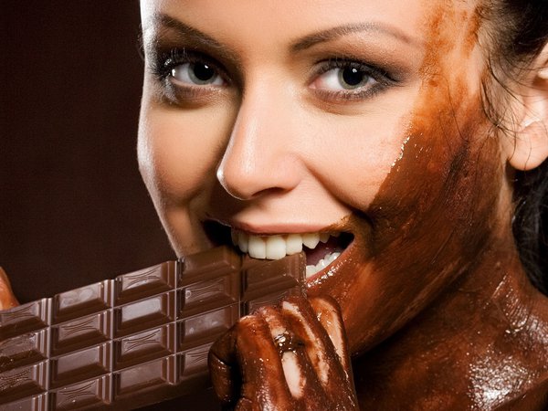 девушка, улыбка, шоколад