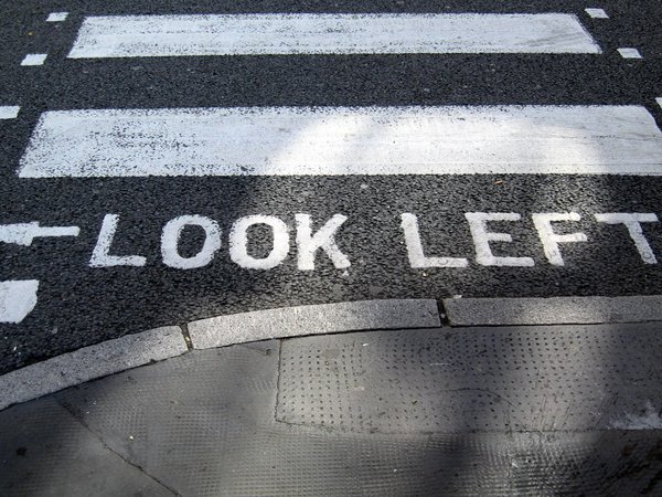 look left, дорога, краска, надпись, переход, полосы, посмотрите налево, слова, слово, стрелочка, тротуар, указатель