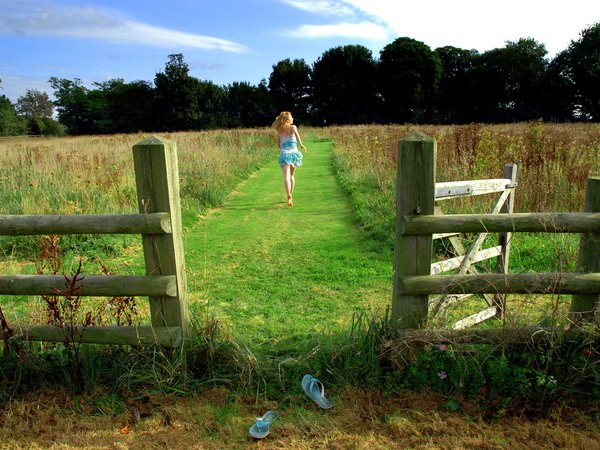 бег, девушка, ограда, поле, тапочки, трава