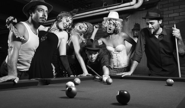 Обои на рабочий стол: black and white, photo, pocket billiard, vintage, бильярд, девушки, парни, партия, ретро, соперничество, фото, чёрно-белое