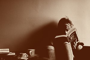 Обои на рабочий стол: книга, чашки, читает