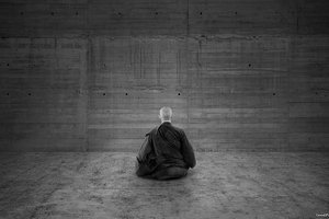 Обои на рабочий стол: медитация, монах, стена, черно белый