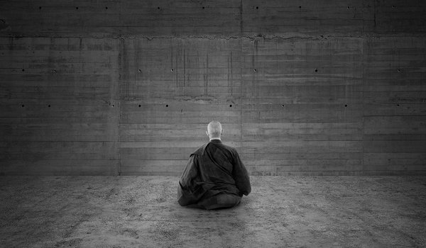 Обои на рабочий стол: медитация, монах, стена, черно белый