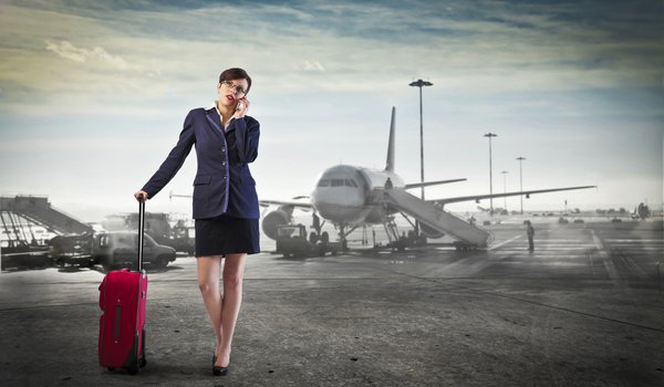 Обои на рабочий стол: аэропорт, женщина, звонок, небо, пиджак, саквояж, самолёт, телефон, юбка