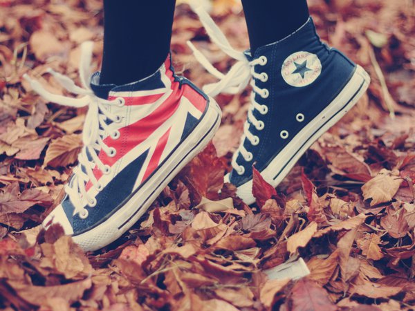 движение, кеды, листва, листья, на носочках, обувь, опавшие листья, осень, природа, ситуации, ситуация, спорт, флаг, фон. обои