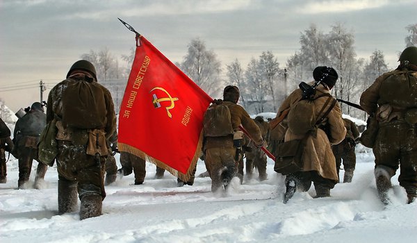 Обои на рабочий стол: зима, знамя, красное, снег, солдаты, флаг, экипировка