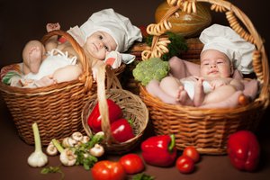 Обои на рабочий стол: Анна Леванкова, баранки, двое, дети, корзины, лежат, малыши, овощи, поварята