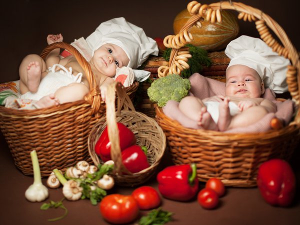 Анна Леванкова, баранки, двое, дети, корзины, лежат, малыши, овощи, поварята