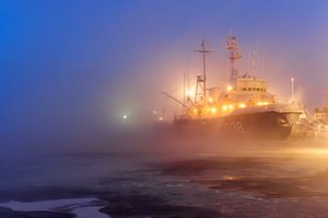 Обои на рабочий стол: корабль, лед, огни, порт, туман