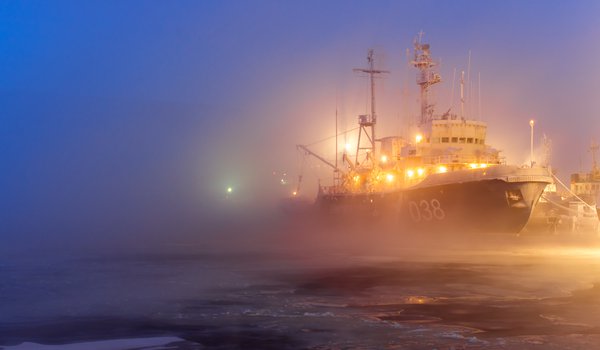 Обои на рабочий стол: корабль, лед, огни, порт, туман